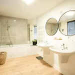 Casa vacanze House With 5 Bedrooms - Ideal For Families & Groups *