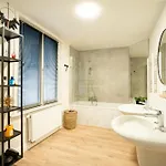 House With 5 Bedrooms - Ideal For Families & Groups Casa vacanze *