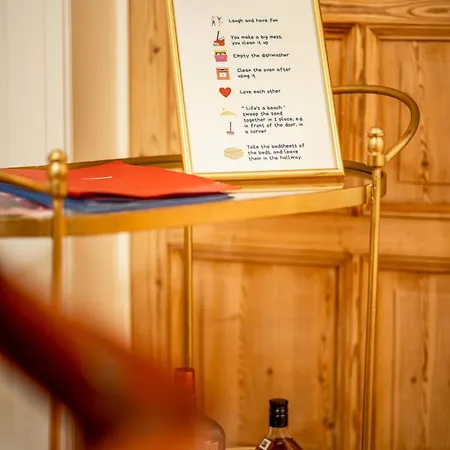 House With 5 Bedrooms - Ideal For Families & Groups *