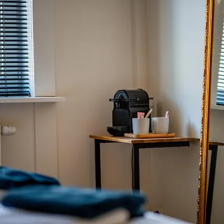Groepswoning 5 Slaapkamers 2 Badkamers 3 Toiletten * Ostend